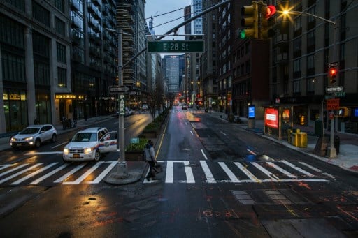 미국 뉴욕시에 코로나19로 인해 봉쇄령이 내려진 가운데 3월 27일 일부 행인들이 파크애비뉴를 건너고 있다./사진=AFP통신