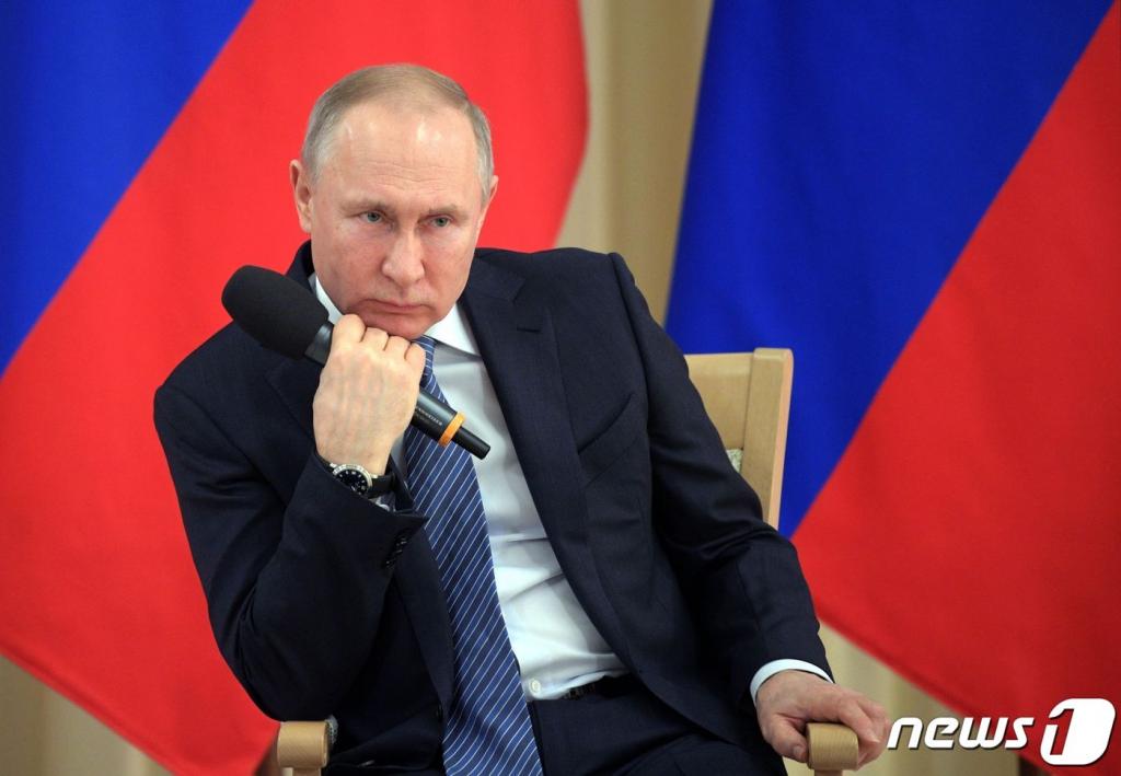 (모스크바 AFP=뉴스1) 우동명 기자 = 블라디미르 푸틴 러시아 대통령이 26일(현지시간) 모스크바 교외 노보 아가르요보의 관저에서 기업인들과 만나고 있다. ⓒ AFP=뉴스1