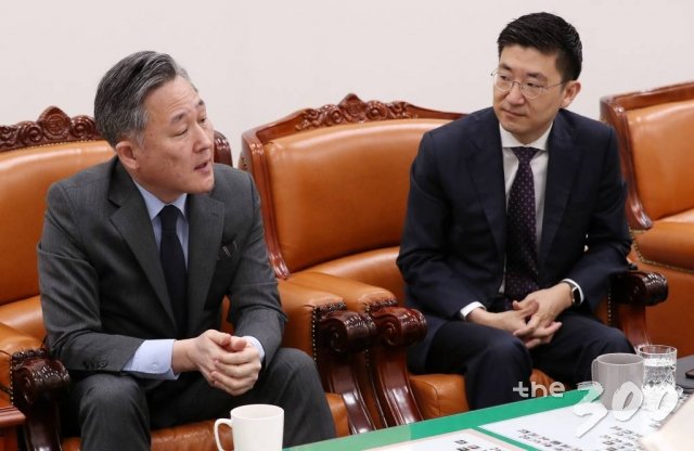 표창원 더불어민주당 의원과 김세연 미래통합당 의원이 21대 총선을 일주일 앞둔 지난8일 서울 여의도 국회 본관 보건복지위원장실에서 '대한민국4.0을 열자' 기획 대담을 진행했다. 두 의원은 우리 정치에 만연한 타락한 진영의식의 현실을 지적하고, 새로운 미래를 위해 '건강한 진영의식'을 회복해야한다고 입을 모았다./사진= 김휘선