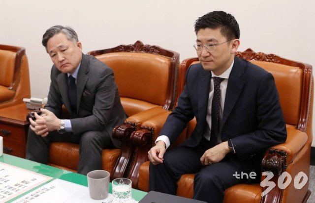 표창원 더불어민주당 의원과 김세연 미래통합당 의원이 21대 총선을 일주일 앞둔 지난8일 서울 여의도 국회 본관 보건복지위원장실에서 '대한민국4.0을 열자' 기획 대담을 진행했다. 두 의원은 우리 정치에 만연한 타락한 진영의식의 현실을 지적하고, 새로운 미래를 위해 '건강한 진영의식'을 회복해야한다고 입을 모았다./사진= 김휘선