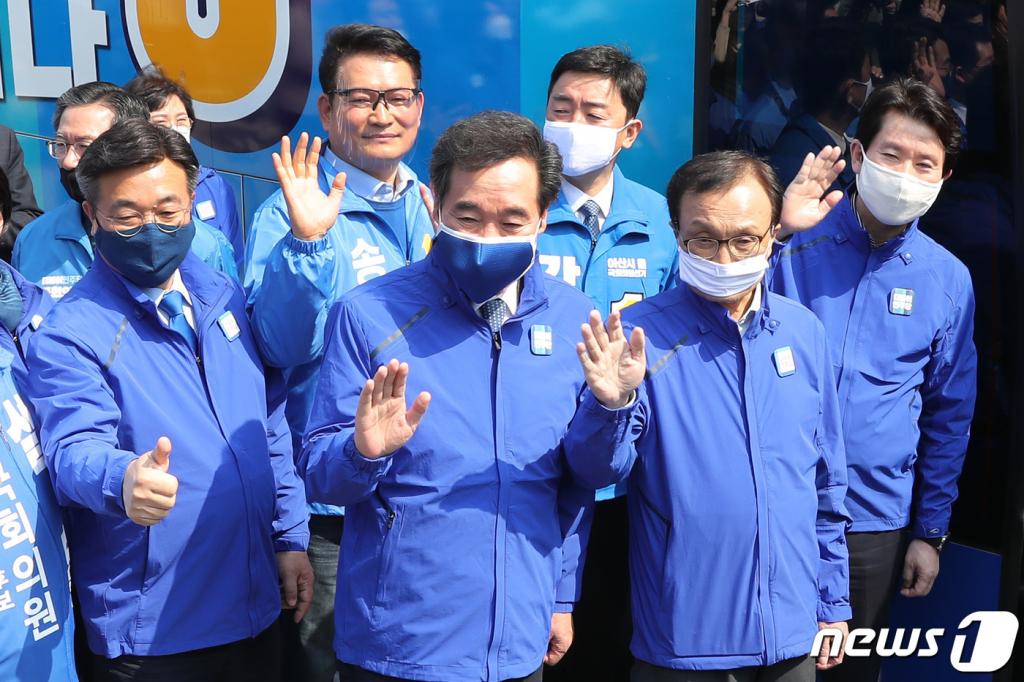 (서울=뉴스1) 김명섭 기자 = 황교안 미래통합당 종로구 후보와 김종인 총괄선대위원장이 6일 서울 종로구 구기동에서 손을 잡고 지지를 호소하고  있다. 2020.4.6/뉴스1