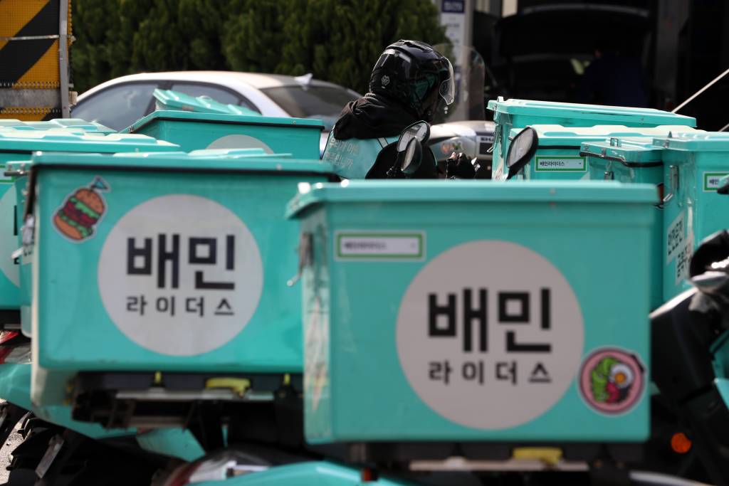 6일 서울 마포구 배민라이더스 중부지사에 배달 오토바이가 줄지어 서있다. '배달의 민족' 운영사인 우아한 형제들은 이달 1일부터 광고수수료를 기존 월 8만8000원 정액에서 건당 부과방식인 정률제(매출의 5.8%)로 변경하면서 독점 횡포 논란에 휩싸이자 "일부 업소가 시장을 독식하는 '깃발꽂기' 폐해를 줄이기 위해 새 요금체계를 도입했으나 자영업자의 힘든 상황을 두루 살피지 못했다"며 사과문을 발표했다. / 사진=이기범 기자 leekb@