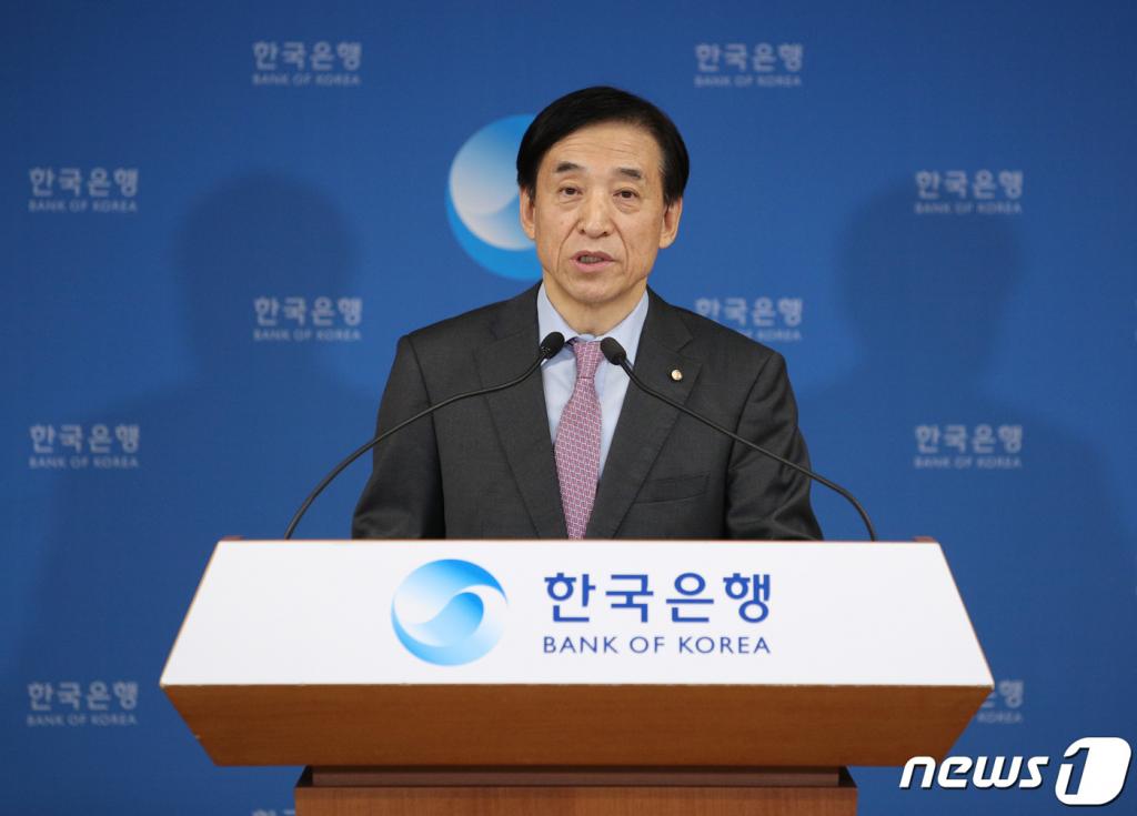 (서울=뉴스1) = 이주열 한국은행 총재가 16일 서울 중구 한국은행에서 열린 통화정책방향 기자간담회에서 발언하고 있다. 금융통화위원회는 이날부터 다음 통화정책방향 결정시까지 한국은행 기준금리를 0.5%포인트 낮춰 역대 최저치인 연 0.75%가 됐다. 0%대 기준금리는 사상 처음이다. (한국은행 제공) 2020.3.16/뉴스1