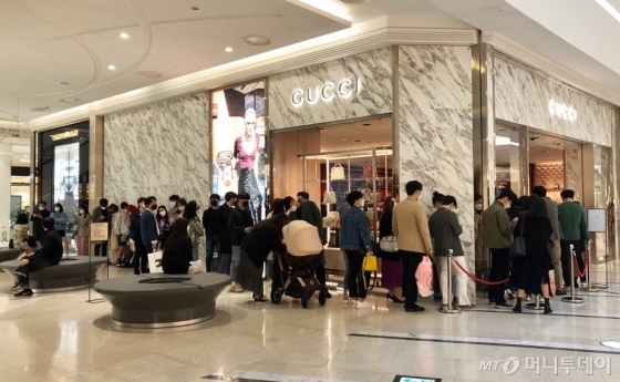 서울 강남구 한우오마카세 식당 'RIPE 레스토랑' 내부 모습과 메뉴(위), 서울 송파구 스시오마카세 식당 '스시작 오마카세' 메뉴와 내부 모습/ 사진=각 식당 인스타그램 계정