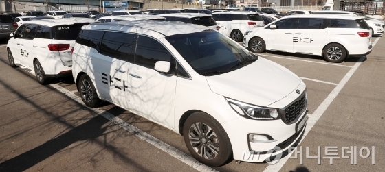 타다가 11일 운행을 중단했다. 차고에 있는 타다 차량들./ 사진=김휘선 기자 hwijpg@