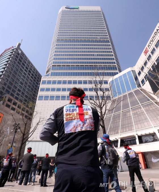 금속노조 두산중공업지회 소속 관계자들이 30일 오전 서울 중구 두산타워 앞에서 '희망퇴직 및 구조조정 철회 촉구' 집회를 열고 구호를 외치고 있다. / 사진=김휘선 기자 hwijpg@