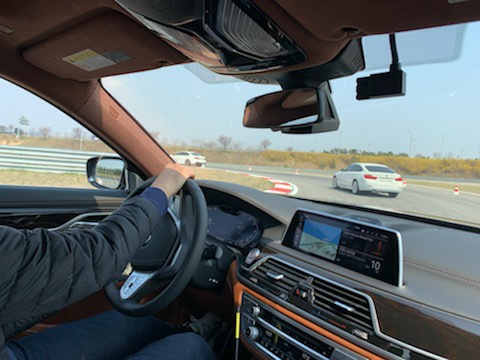 10일 영종도 BMW 드라이빙 센터에서 진행된 '세이프티 스루' 프로그램에 참여하는 기자 모습. /사진제공=이건희 기자