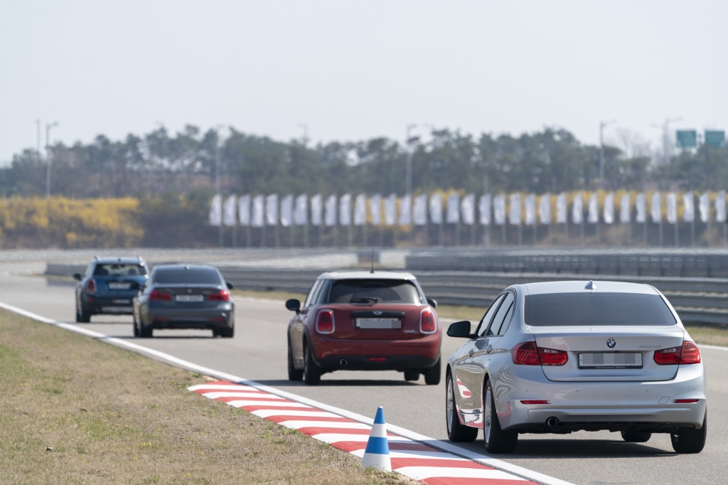 영종도 BMW 드라이빙 센터에서 '세이프티 스루' 프로그램이 진행되는 모습. /사진제공=BMW코리아