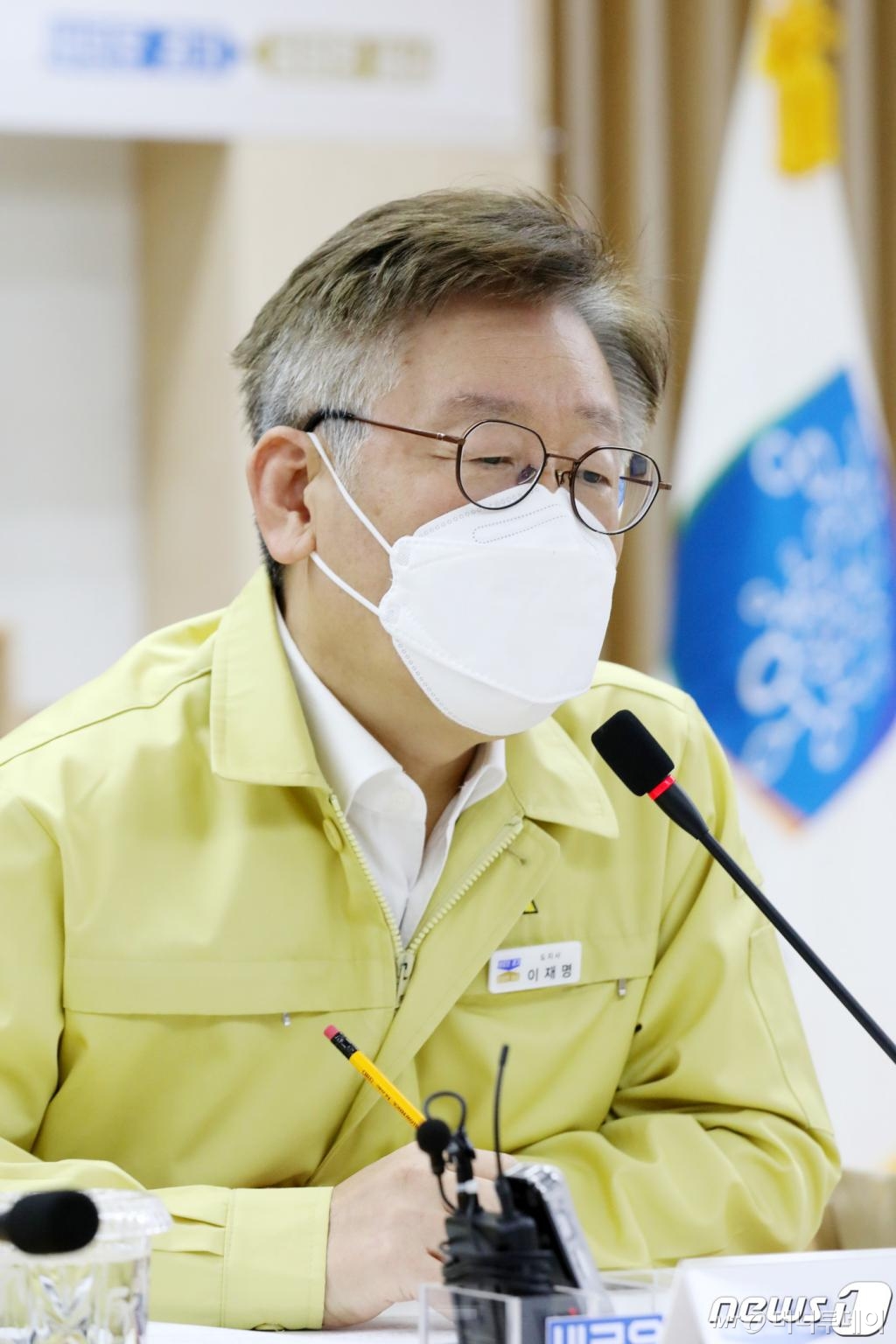 (수원=뉴스1) 조태형 기자 = 이재명 경기도지사가 6일 오후 경기도 수원시 팔달구 경기도청에서 열린 배달앱 독과점 및 불공정거래 대책 회의에 참석해 발언하고 있다. 이재명 지사 지난 4~5일 이틀 연속 페이스북을 통해 배달의 민족에 대한 글을 올리고, 소상공인 보호를 위한 공공앱 개발을 선포했다. 2020.4.6/뉴스1