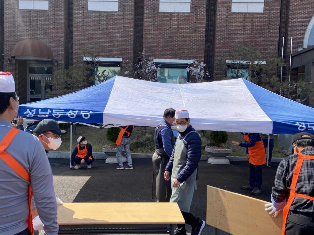 "사랑합니다. 사랑합니다" 파란 눈의 산타, 김하종 신부님은 노숙인들을 향해 그리 외쳤다. 나도 그를 따라 "사랑합니다"라고 (소심하게) 외쳤다./사진=쑥스러운 남형도 기자