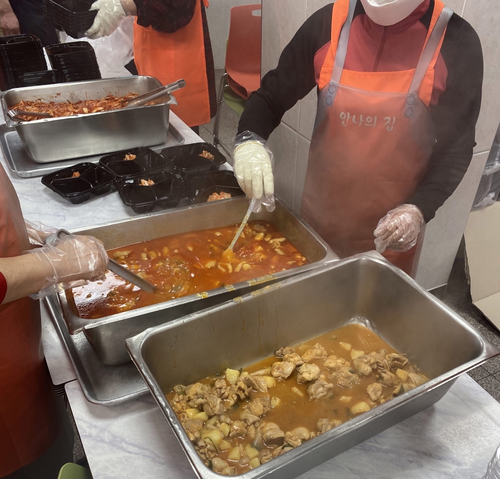 코로나19로 안나의 집도 무료급식 대신 도시락으로 바꿨다./사진=남형도 기자