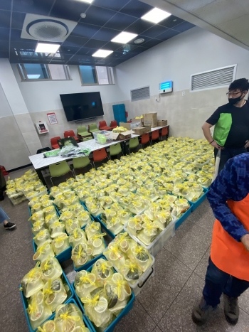 봉사를 시작하기 전, 기도하는 김하종 신부님. 나이, 성별, 종교, 사는 곳도 다 달랐지만 그게 뭐가 중요하랴./사진=남형도 기자