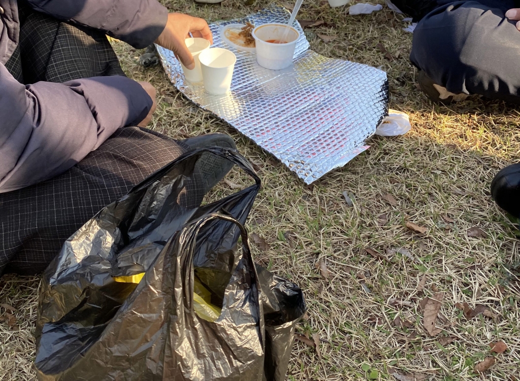 기자가 어묵 국물을 포장하고 있다./사진=뜨거운 남기자