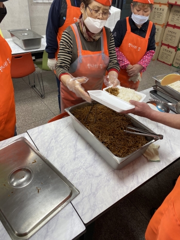 월급 60만원, 그는 노숙인들을 '가족'이라 부르며 28년 동안 무료로 밥을 먹였다. 어떻게 그게 가능한 것일지, 짐작조차 할 수 없었다./사진=남형도 기자