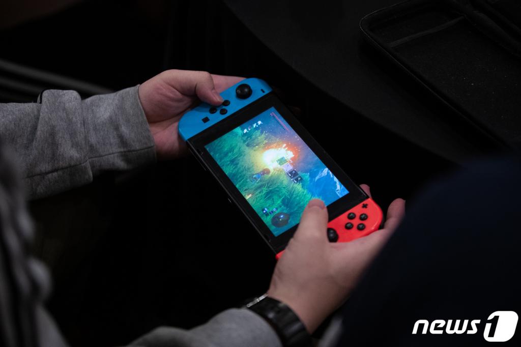 (서울=뉴스1) 유승관 기자 = 8일 서울 종로구 아라아트센터열린 넷마블문화재단 게임아카데미4기 전시회 '미래의 꿈, 게임에 담다' 展 오프닝 행사에서 한 학생이 휴대용 게임기로 게임을 즐기고 있다. 2020.1.8/뉴스1