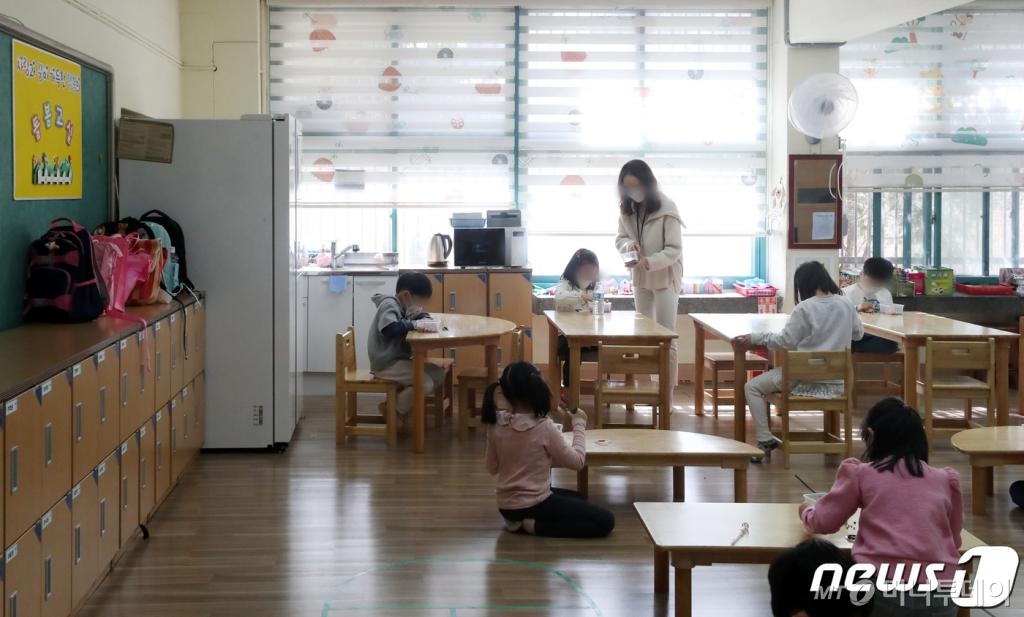 (서울=뉴스1) 이승배 기자 = 20일 오전 서울 마포구의 한 초등학교에 마련된 돌봄교실에서 선생님이 아이들을 지도하고 있다. 2020.3.20/뉴스1