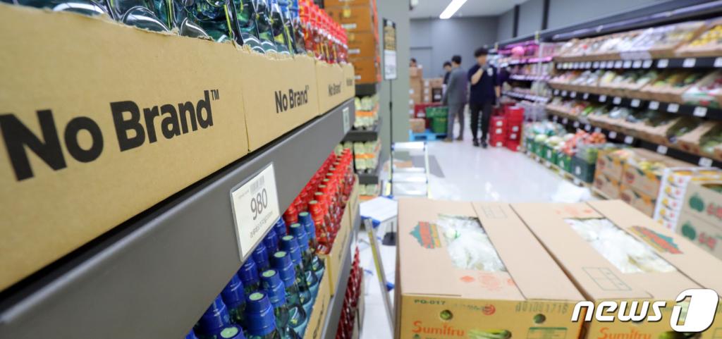 (전주=뉴스1) 문요한 기자 = 23일 오전 개점을 앞둔 전북 전주시 노브랜드 삼천점에서 직원들이 물류 정리를 하고 있다. 이날 노브랜드는 전주 삼천, 송천, 군산 수송점이 동시에 개점을 했다.2019.5.23/뉴스1