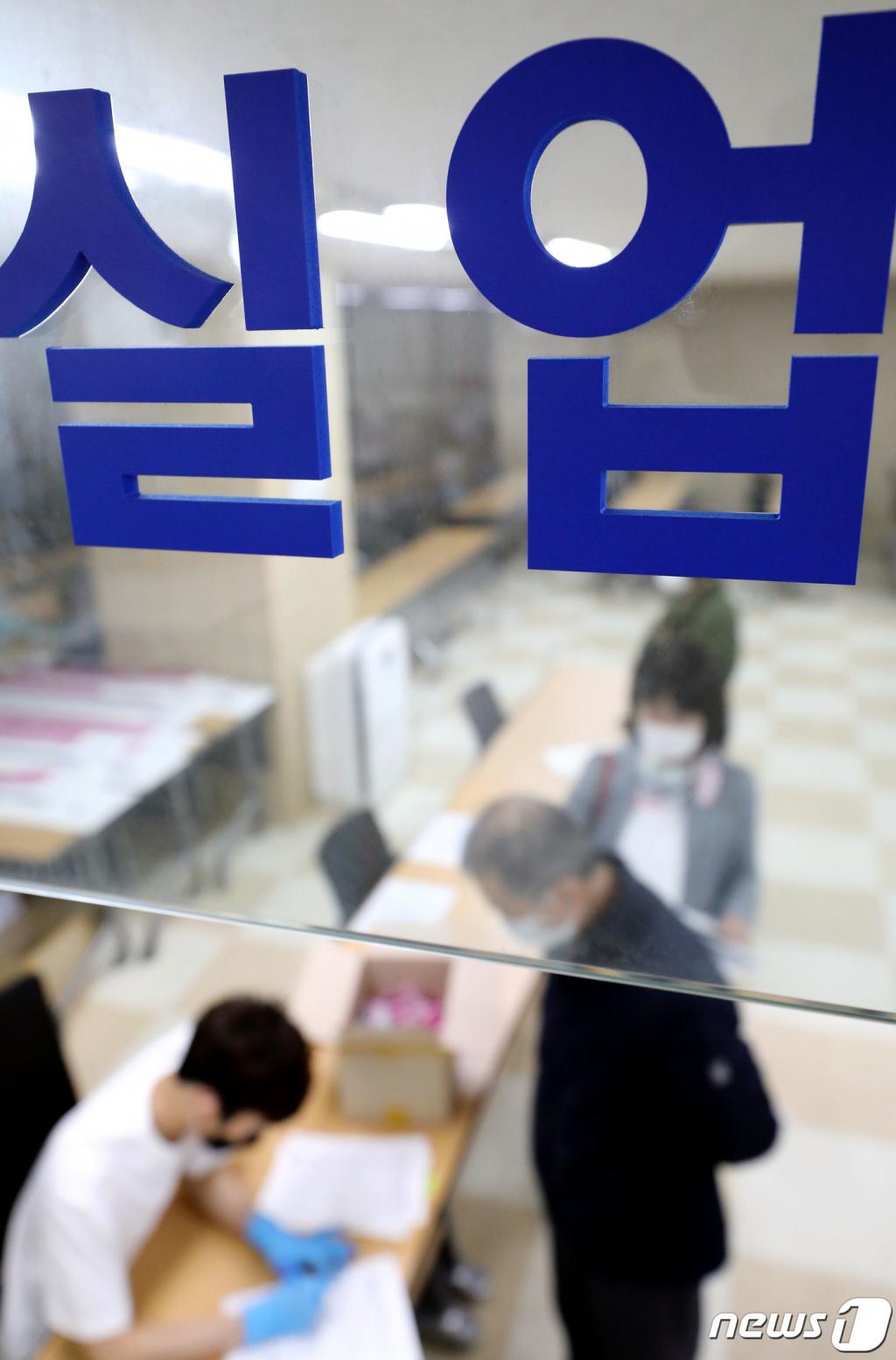 (서울=뉴스1) 박정호 기자 = 신종 코로나바이러스 감염증(코로나19) 여파로 실직자가 늘어나는 가운데 31일 오후 서울 중구 장교동 서울지방고용노동청 고용복지플러스센터에서 실업급여 신청자들이 개별 상담을 받고 있다. 2020.3.31/뉴스1