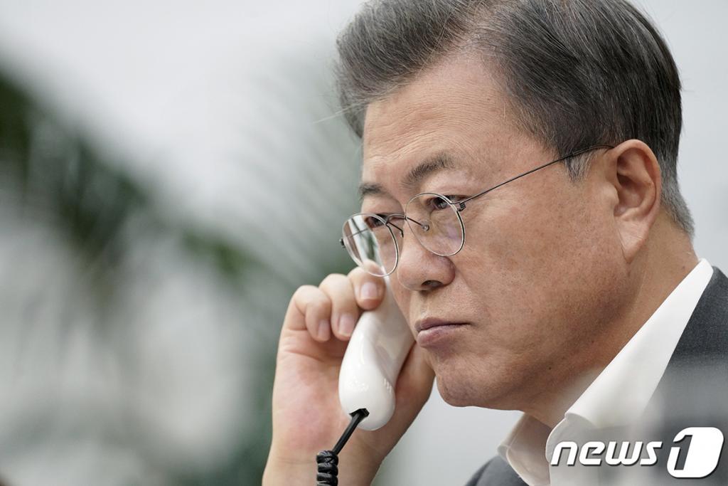 문재인 대통령이 10일 오후 청와대 여민관 소회의실에서 볼로디미르 젤렌스키 우크라이나 대통령과 통화하고 있다. /사진=뉴스1