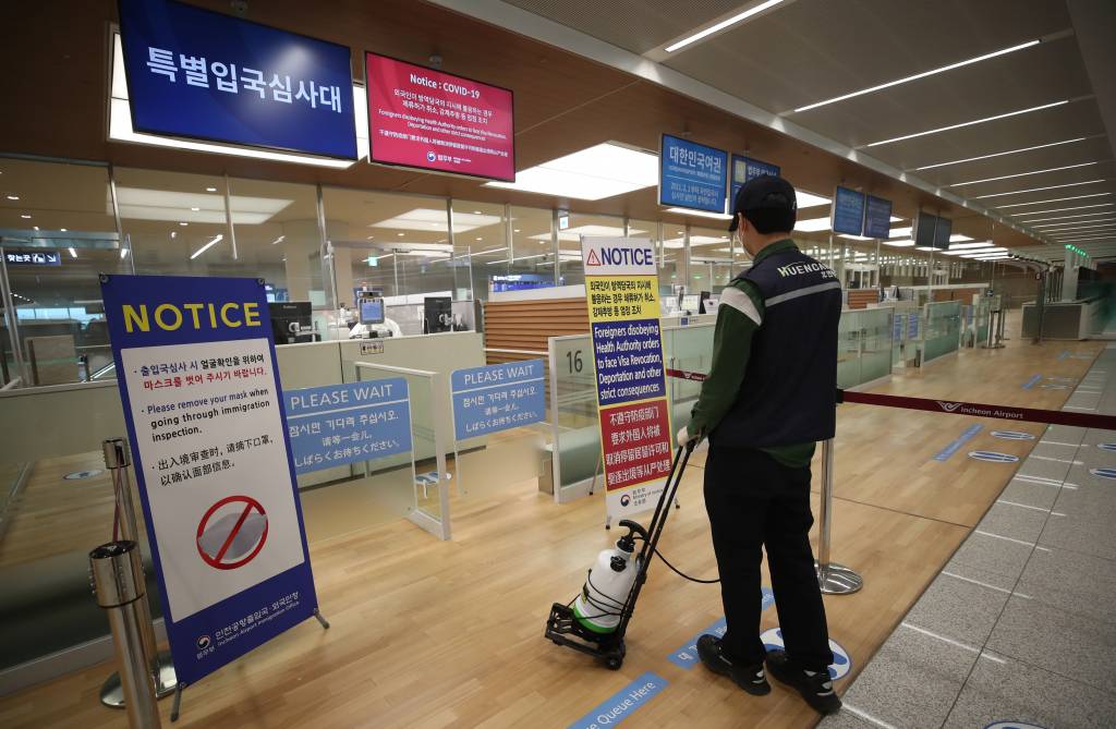 8일 오후 인천국제공항 2터미널 유증상자전용 입국심사대에서 한 관계자가 방역 작업을 하고 있다. / 사진=이기범 기자 leekb@