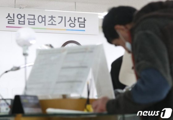 (서울=뉴스1) 송원영 기자 = 신종 코로나바이러스 감염증(코로나19) 여파로 실업급여 신청이 늘어나고 있는 가운데 13일 서울 중구 서울지방고용노동청 고용복지플러스센터에서 실업급여 신청자들이 서류를 작성하고 있다. 고용노동부가 이날 발표한 '고용행정통계로 본 3월 노동시장 동향'에 따르면 지난달 구직급여 지급액은 8천982억원으로, 작년 동월(6천397억원)보다 2천585억원(40.4%) 급증했다. 지난 2월 세운 역대 최대 기록(7천819억원)을 한 달 만에 경신했다. 2020.4.13./뉴스1
