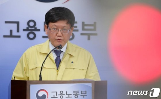 4월 8일(현지시간) 미국 플로리다주 하이얼리어의 존 F.케네디 도서관 바깥에 신규 실업수당 신청 문서가 놓여져 있다./사진=AFP