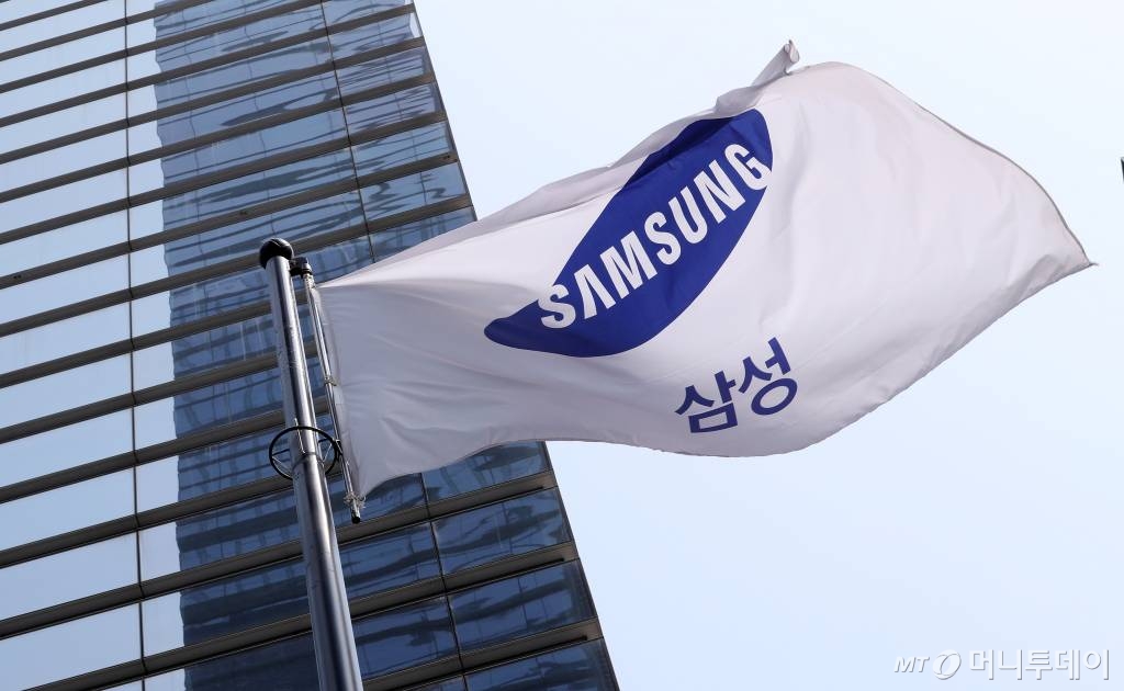 삼성전자가 2020년 1분기 잠정실적을 발표한 7일 오후 서울 강남구 삼성전자 서초사옥 깃발이 펄럭이고 있다. / 사진=김휘선 기자 hwijpg@