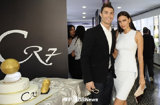 호날두와 전 여자친구 이리나 샤크(오른쪽)./AFPBBNews=뉴스1