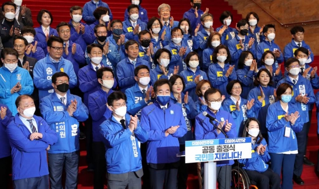 더불어민주당 이해찬 대표, 이낙연 상임공동선대위원장, 이인영 공동선대위원장 등이 이달 2일 오후 서울 여의도 국회에서 더불어민주당·더불어시민당 제21대 총선 중앙선대위원회 공동 출정식에서 박수 치고 있다. / 사진=홍봉진 기자