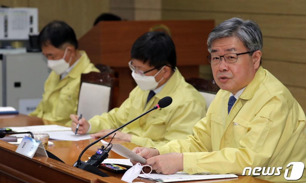 (세종=뉴스1) 장수영 기자 = 이재갑 고용노동부 장관이 13일 정부세종청사 고용부 영상회의실에서 열린 고용노동 위기대응 TF 제8차 코로나19 대응 대책회의에서 모두발언을 하고 있다. 2020.4.13/뉴스1
