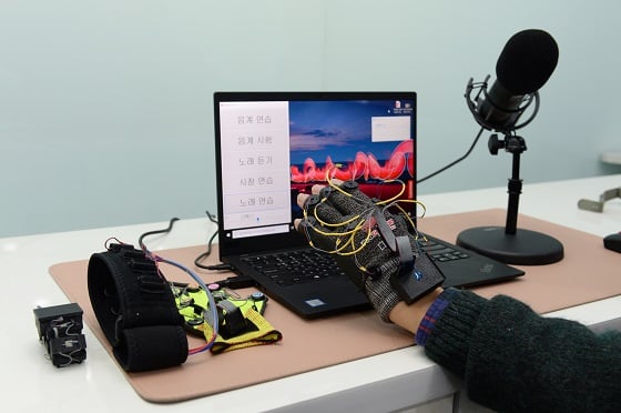 ETRI 연구진이 개발중인 촉각 피치 시스템의 다양한 웨어러블 시제품 (손목밴드, 암밴드, 장갑)/사진=ETRI