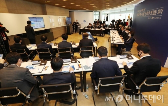 [성남=뉴시스]박영태 기자 = 문재인 대통령이 9일 오전 경기도 성남에 위치한 한국파스퇴르연구소에서 열린 신종 코로나바이러스 감염증(코로나19) 치료제·백신 개발 산업계·학계·연구소·병원 합동 회의에 참석해 치료제와 백신 개발 현황 보고를 받고 있다. 2020.04.09.   since1999@newsis.com