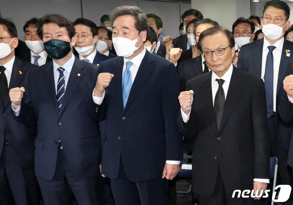 최운열 위원장이 11일 오후 서울 여의도 국회에서 열린 더불어민주당 제1차 중앙당선거관리위원회 회의에서 모두발언을 하고 있다. / 사진=홍봉진 기자 honggga@