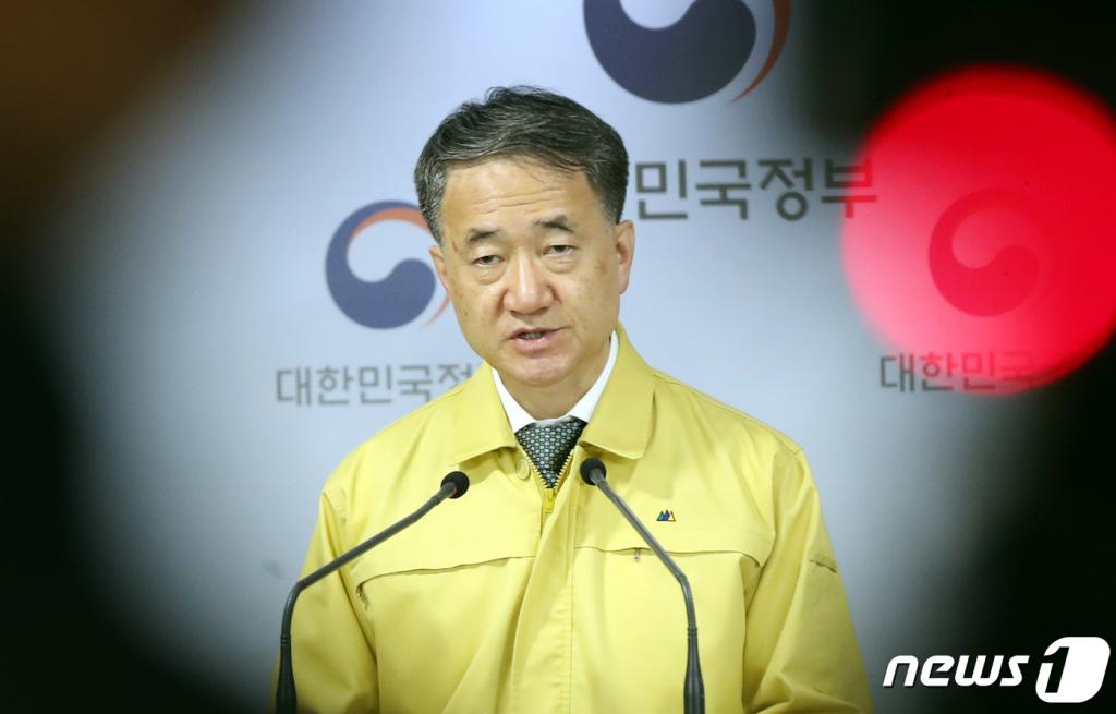 박능후 중앙재난안전대책본부 1차장이 19일 오후 서울 세종로 정부서울청사에서 신종 코로나바이러스 감염증(코로나19) 대응 현황 관련 브리핑을 하고 있다./사진=뉴스1