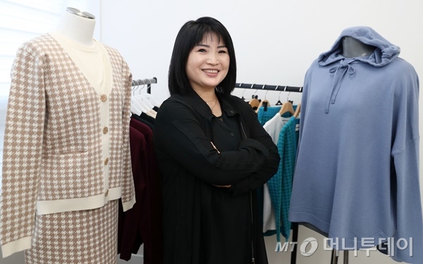 백성희 쎄레뜨 대표이사. 쎄레뜨의 대박 상품인 ‘칼라거펠트 파리스’ 니트 세트(왼쪽) 엣지 판초 후드 니트(오른쪽)/사진=이기범 기자