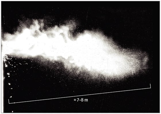 미국 매사츄세츠공대 연구진은 입에서 튀어나온 미세한 물방울이 초속 10~100m의 속도로 최대 8m까지 날아갈 수 있다는 연구결과를 JAMA Insights에 소개했다. [Bourouiba, 2020]
