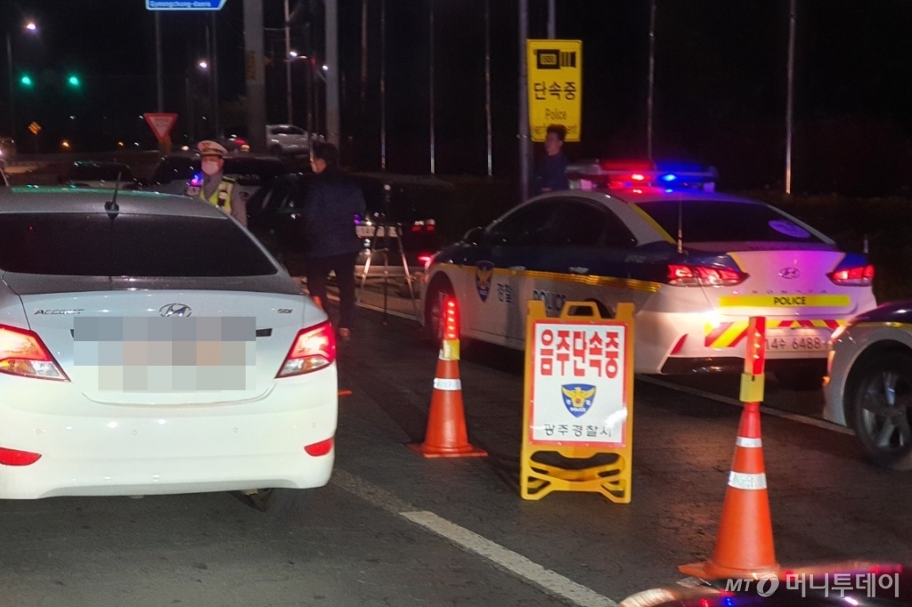 20일 오후 경기도 광주시 역동삼거리에서 경찰이 일회용 덮개를 씌운 비접촉식 음주감지기를 활용해 음주단속 시범운영을 하고 있다. /사진=김남이 기자