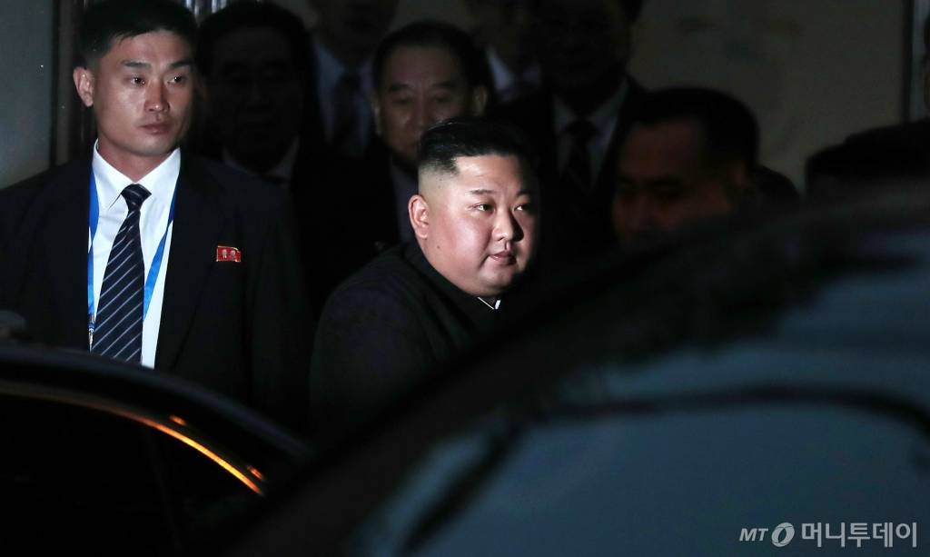 북·미 정상회담을 하루 앞둔 지난해 2월26일 김정은 북한 국무위원장이 베트남 첫 일정으로 하노이에 위치한 북한 대사관 방문을 마친 뒤 차량으로 이동하고 있다. /사진=김창현 기자