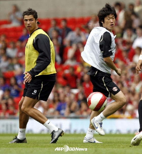 맨유 시절의 크리스티아누 호날두(왼쪽)와 박지성. /AFPBBNews=뉴스1