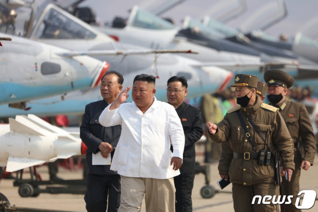 (평양 노동신문=뉴스1)  = 김정은 북한 국무위원장이 수술 후 중태에 빠졌다는 미국 방송의 보도가 나왔다. CNN은 21일 미국 정부 관계자의 말을 인용해 김 위원장이 최근 큰 수술을 받았고 수술 이후에 위험한 상황이라고 밝혔다. 미국 정부는 이를 주시하고 있다고 전했다.앞서, 북한 전문매체 데일리NK는 20일 김정은 북한 국무위원장이 최근 심혈관계 시술을 받고 별장에서 치료를 받았다고 보도 한 바 있다.  앞서 김 위원장은 지난 15일 김일성 주석의 생일(태양절) 행사에 불참했으며 이에 따라 그의 건강을 둘러싸고 추측이 제기된 바 있다.  사진은 김 국무위원장이 서부지구 항공 및 반항공사단 관하 추격습격기연대를 시찰하고 있는 모습을 노동당 기관지 노동신문이 지난 12일 보도. 신문은 이날 김 위원장의 시찰 일자를 명확히 보도하진 않았고 이후 김 위원장은 모습을 드러내지 않았다.(뉴스1 DB) &amp;#x5b;국내에서만 사용가능. 재배포 금지. DB 금지. For Use Only in the Republic of Korea. Redistribution Prohibited&amp;#x5d;rodongphoto@news1.kr
