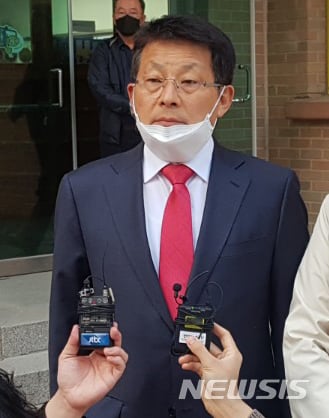 [부천=뉴시스] 이종철 기자 = 차명진 미래통합당 후보가 15일 오전 경기 부천시 범박동 일신초등학교에 마련된 투표장에서 투표를 하기 위해 대기하고 있다.(차명진 캠프제공). 2020.04.15.   jc4321@newsis.com