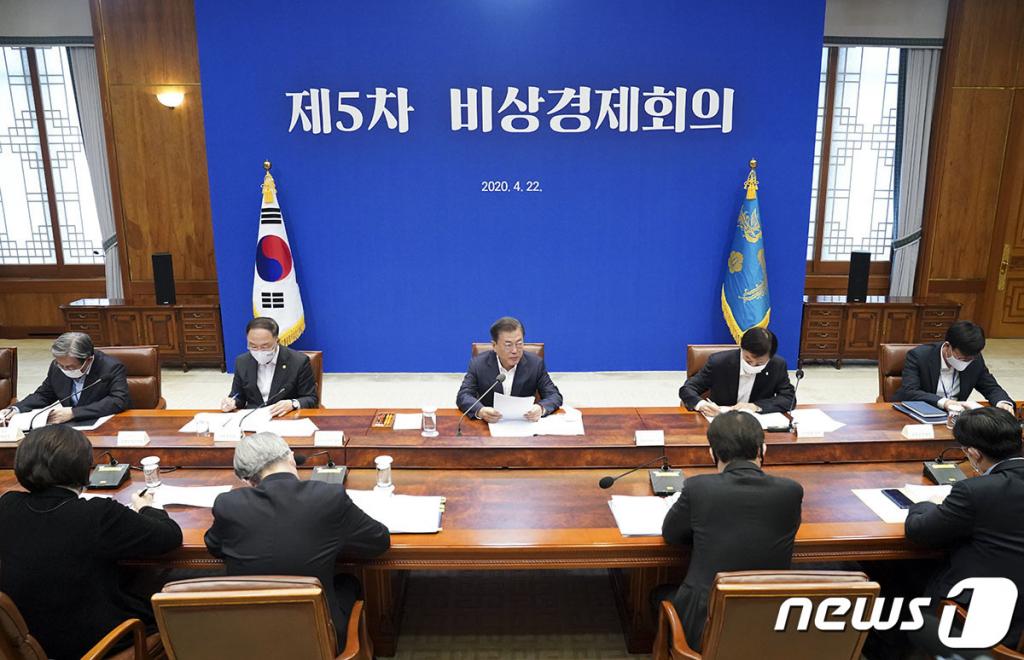 홍남기 부총리 겸 기획재정부 장관이 22일 정부서울청사에서 문재인 대통령이 주재한 '제5차 비상경제대책회의' 내용에 대해 브리핑을 하고 있다. / 사진=김휘선 기자 hwijpg@