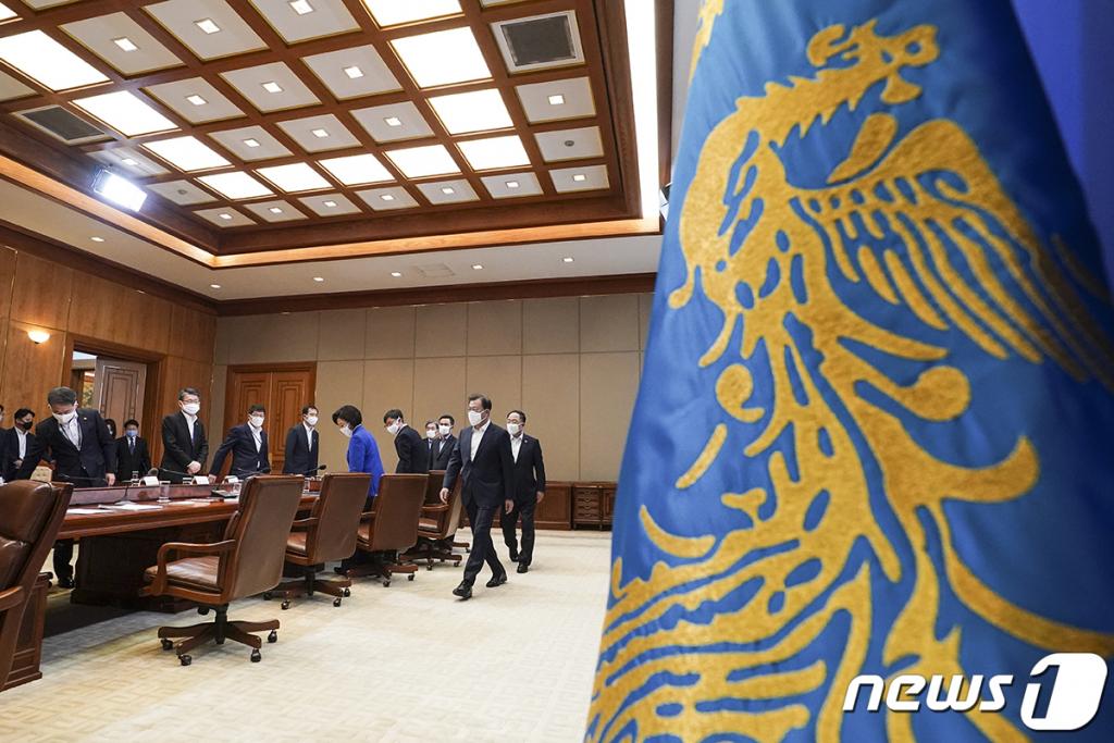 (서울=뉴스1) = 문재인 대통령이 30일 청와대에서 열린 제3차 비상경제회의에 참석하고 있다. (청와대 제공) 2020.3.30/뉴스1