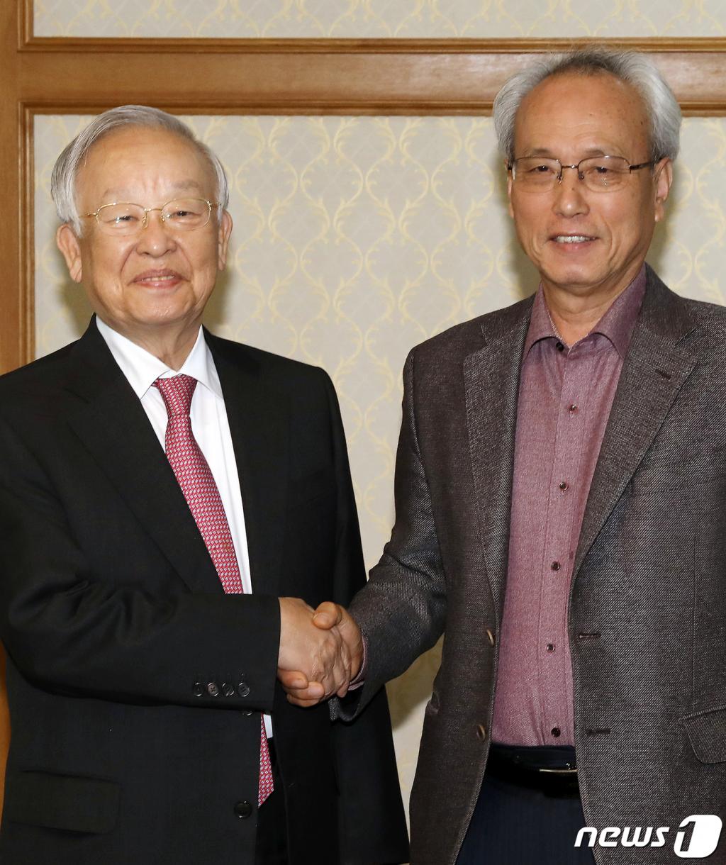 (서울=뉴스1) 민경석 기자 = 손경식 한국경영자총협회 회장(왼쪽)이 2일 서울 마포구 경총회관 회장실에서 문성현 경제사회노동위원회 위원장을 만나 악수를 나누고 있다. 2020.3.2/뉴스1