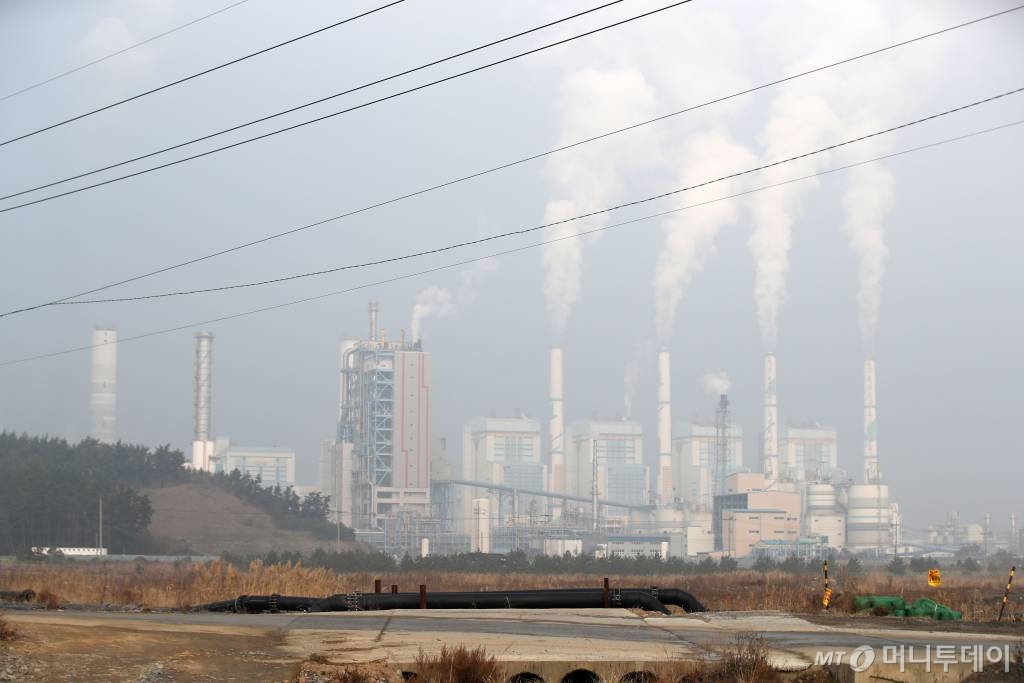 [태안=뉴시스]김선웅 기자 = 충남과 수도권 지역 미세먼지 농도가 '매우 나쁨' 상태를 나타내는 등 올 겨울 들어 첫번째 비상저감조치가 내려진 10일 충남 태안군 석탄가스화복합화력발전소 일대가 흐리게 보이고 있다. 2019.12.10.   mangusta@newsis.com