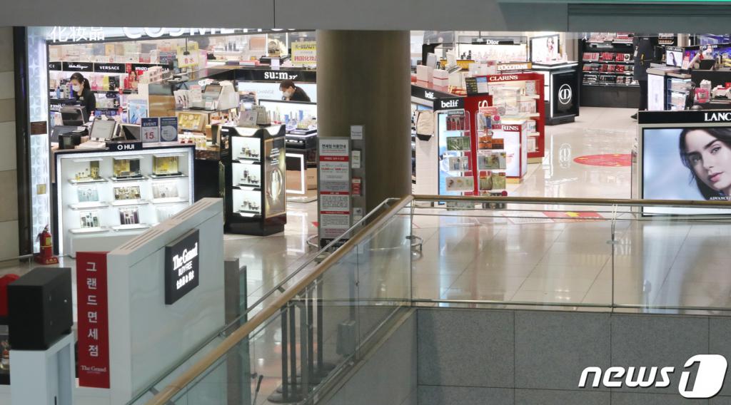 (인천공항=뉴스1) 박지혜 기자 = 6일 오전 인천국제공항 1터미널 출국장 면세구역이 한산한 모습을 보이고 있다.  2020.3.6/뉴스1