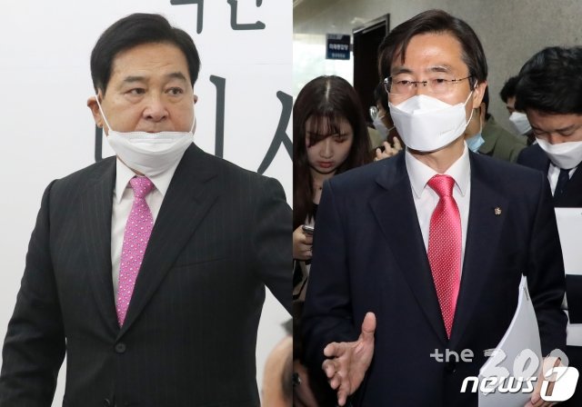 (서울=뉴스1) 김명섭 기자 = 심재철 미래통합당 대표권한대행이과 조경태 최고위원이 24일 서울 여의도 국회에서 비공개 최고위원회의를 마치고 각각 따로 취재진 질문에 답변하고 있다. 2020.4.24/뉴스1