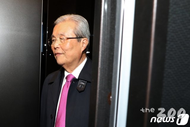 (서울=뉴스1) 황기선 기자 = 김종인 전 미래통합당 총괄선대위원장이 24일 오후 서울 중구 은행회관에서 열린 ‘21대 국회, 어떻게 해야 하나?’ 토론회를 나서고 있다. 김 전 선대위원장은 이날 4·15 총선에서 참패한 미래통합당 비상대책위원장직을 수락했다. 2020.04.24/뉴스1
