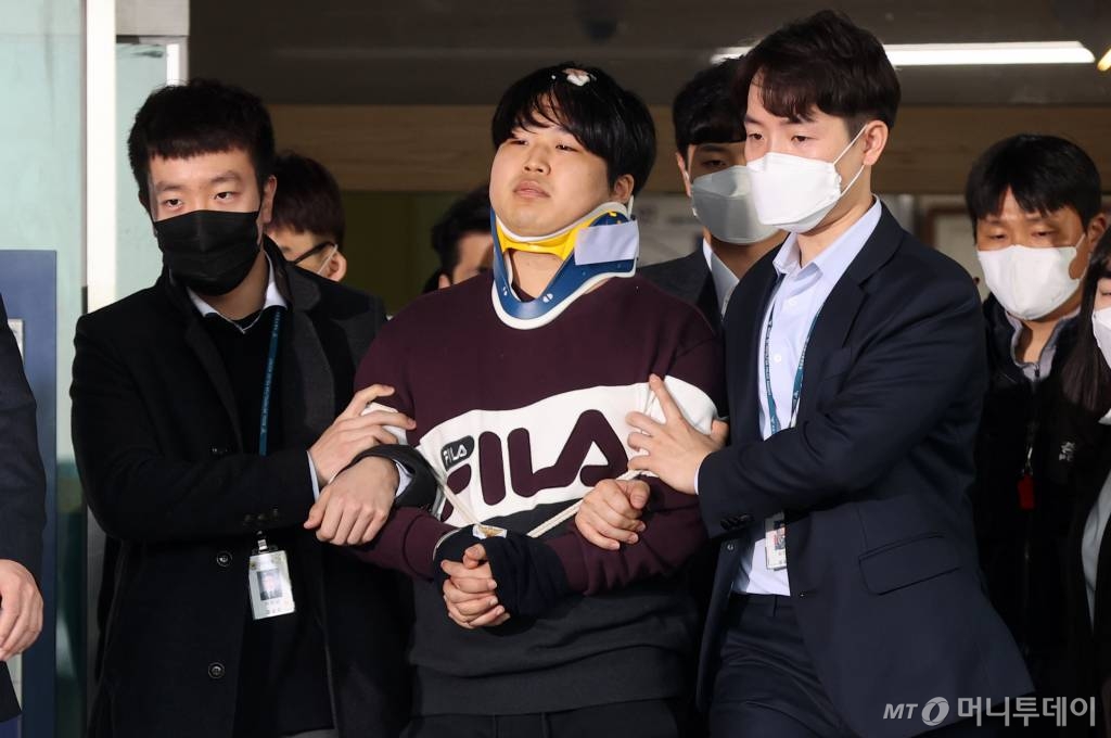 텔레그램 성착취 대화방 운영자 조주빈이 25일 오전 서울 종로경찰서에서 검찰로 송치되기고 있다. 200325 / 사진=김창현 기자 chmt@