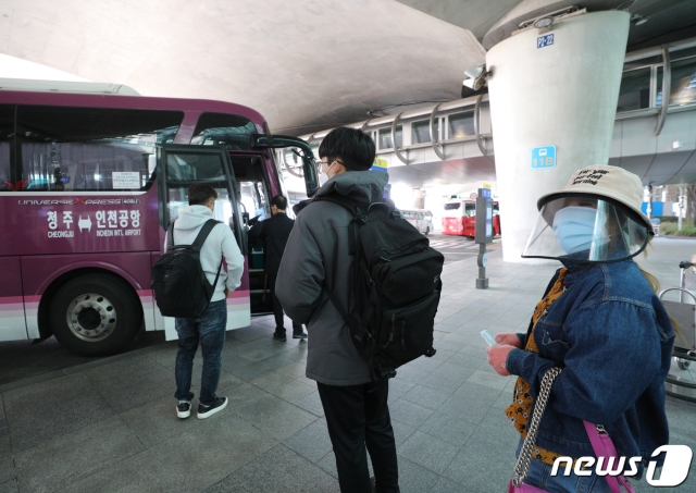 지난달 19일 인천국제공항 1터미널에서 승객들이 버스에 탑승하고 있다. 신종 코로나바이러스 감염증(코로나19) 확산으로 어려움을 겪고 있는 버스업계를 지원하기 위해 이날부터 고속·시외·광역·공항버스 등 노선버스에 대한 고속도로 통행료가 한시적으로 면제됐다. / 사진제공=뉴스1